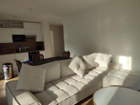 Chambre privée dans un nouvel appartement partagé près de Paris avec parking gratuit